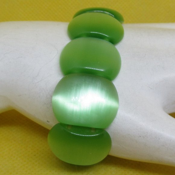 LARGE GLASS MOONGLOW Bracelet Large Green Oval Glass Moonglow Beaded 2 Elastic - Picture 2 of 9